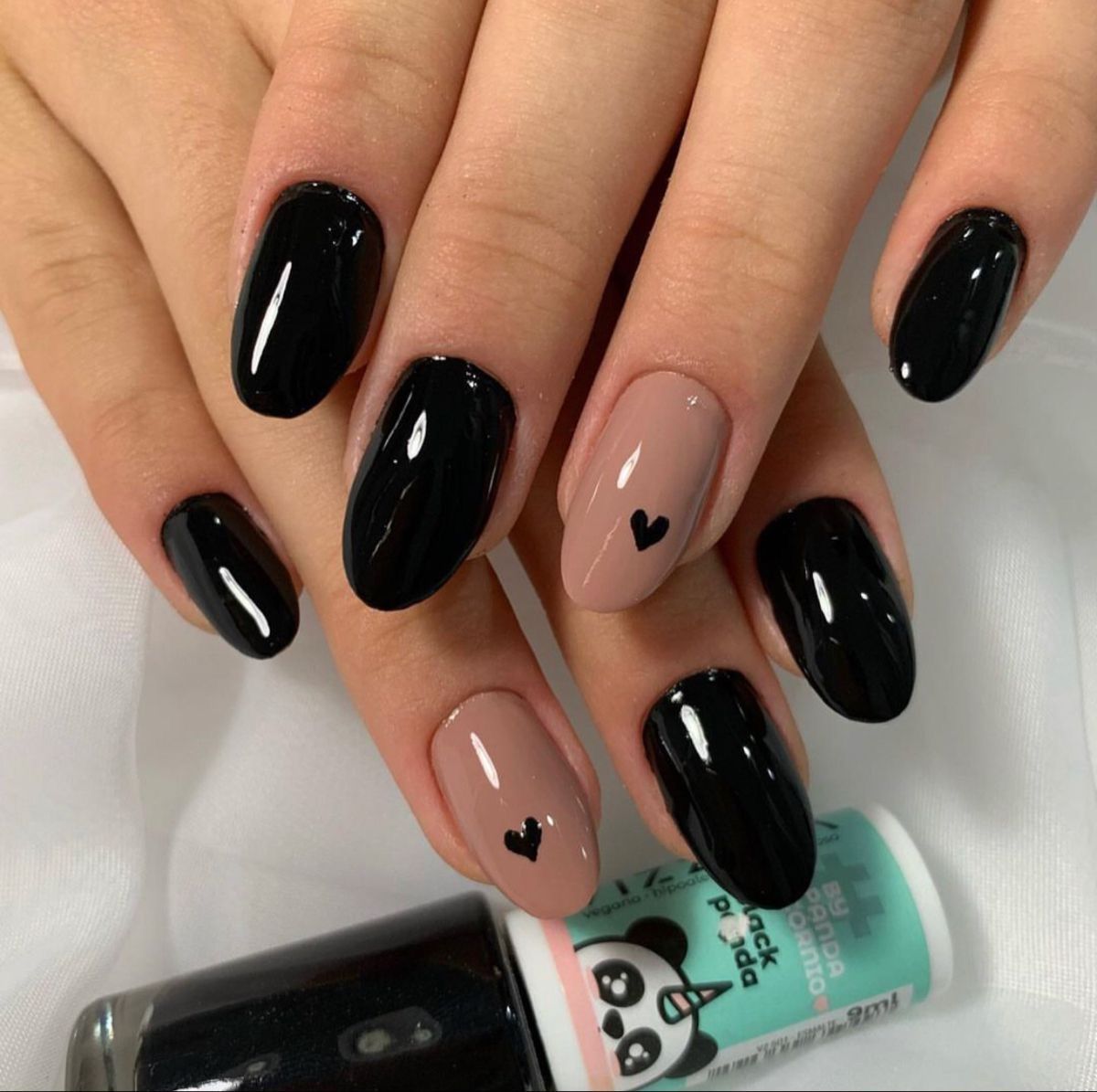Diseño negro y nude con corazones